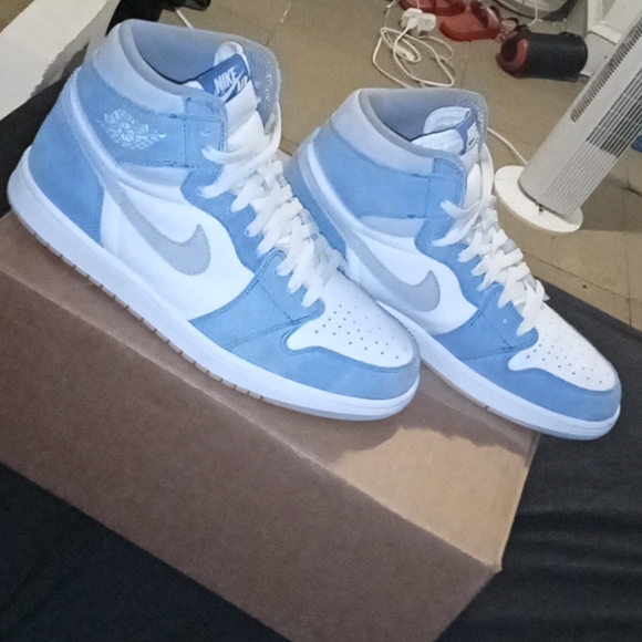 Air Jordan 1s Retro High "Hyper Royal" Sneakers - Picture 4 of 5